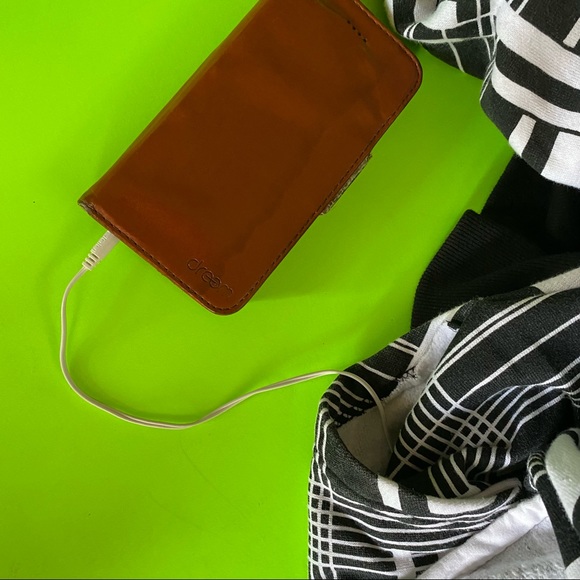 Hoodie Buddies hoodie with earbuds - Picture 2 of 11